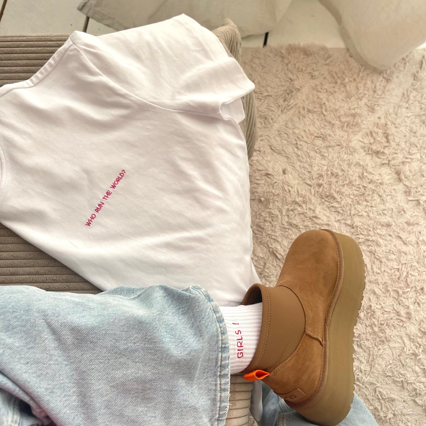 Oversized marškinėliai 'WHO RUN THE WORLD?' + Kojinės 'GIRLS!'