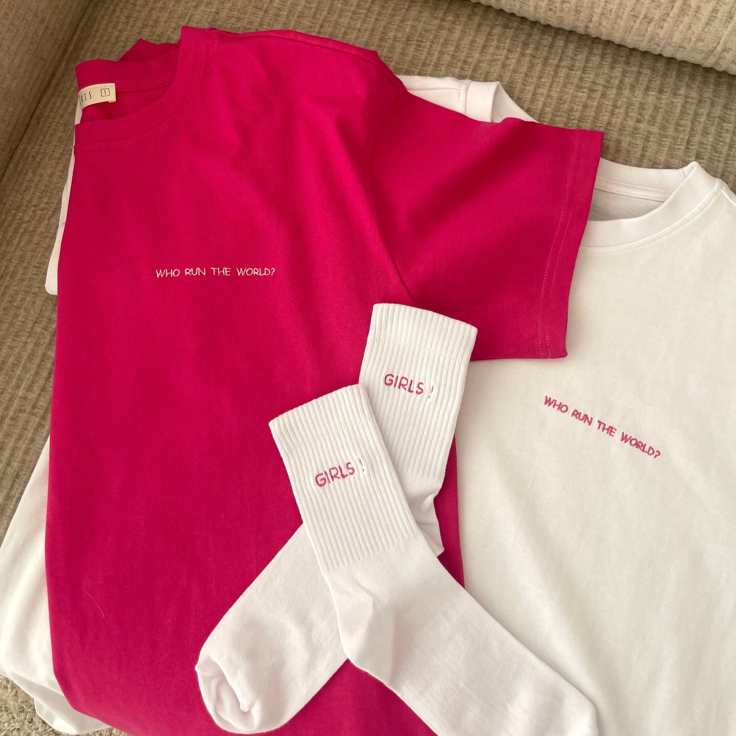 Oversized marškinėliai 'WHO RUN THE WORLD?' + Kojinės 'GIRLS!'