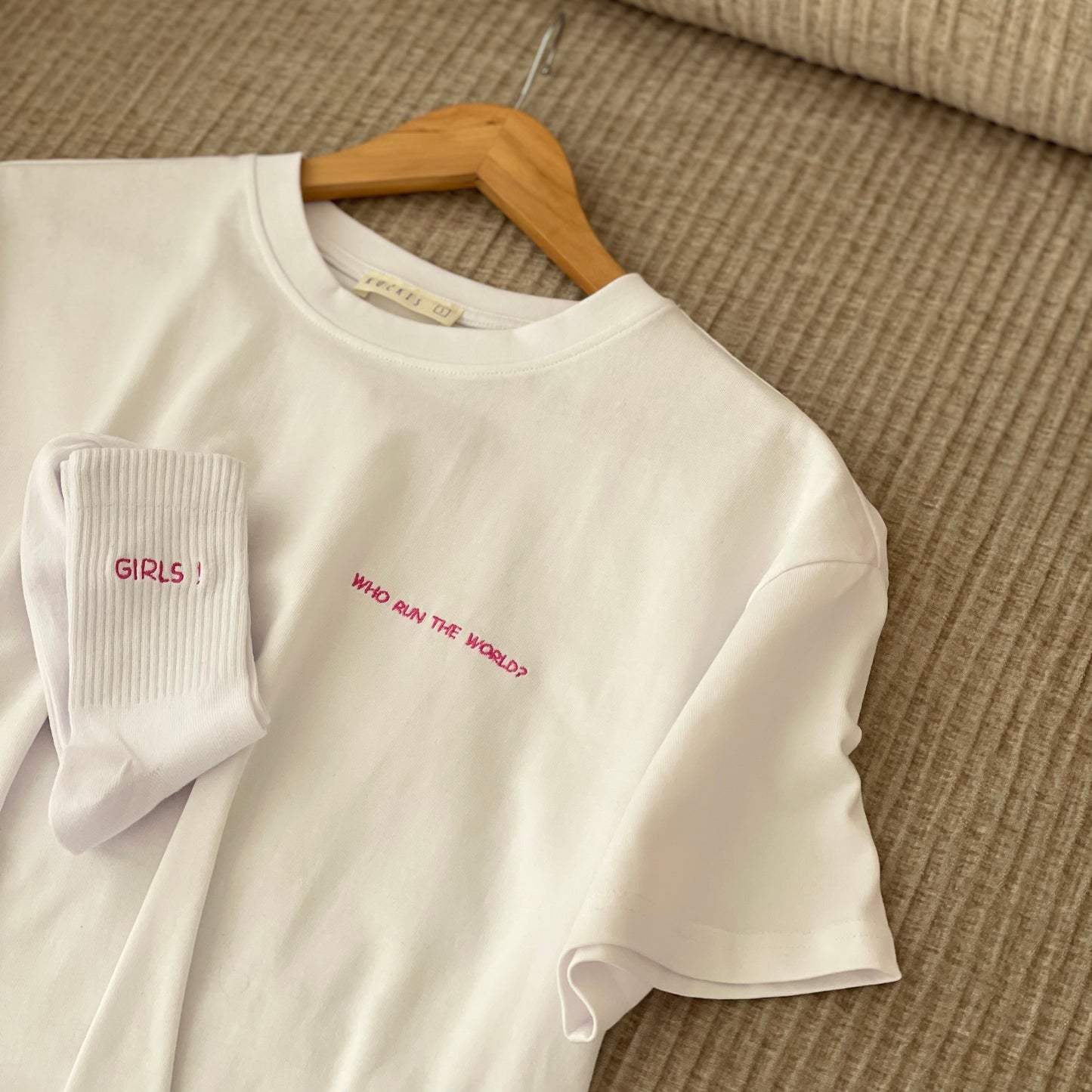 Oversized marškinėliai 'WHO RUN THE WORLD?' + Kojinės 'GIRLS!'