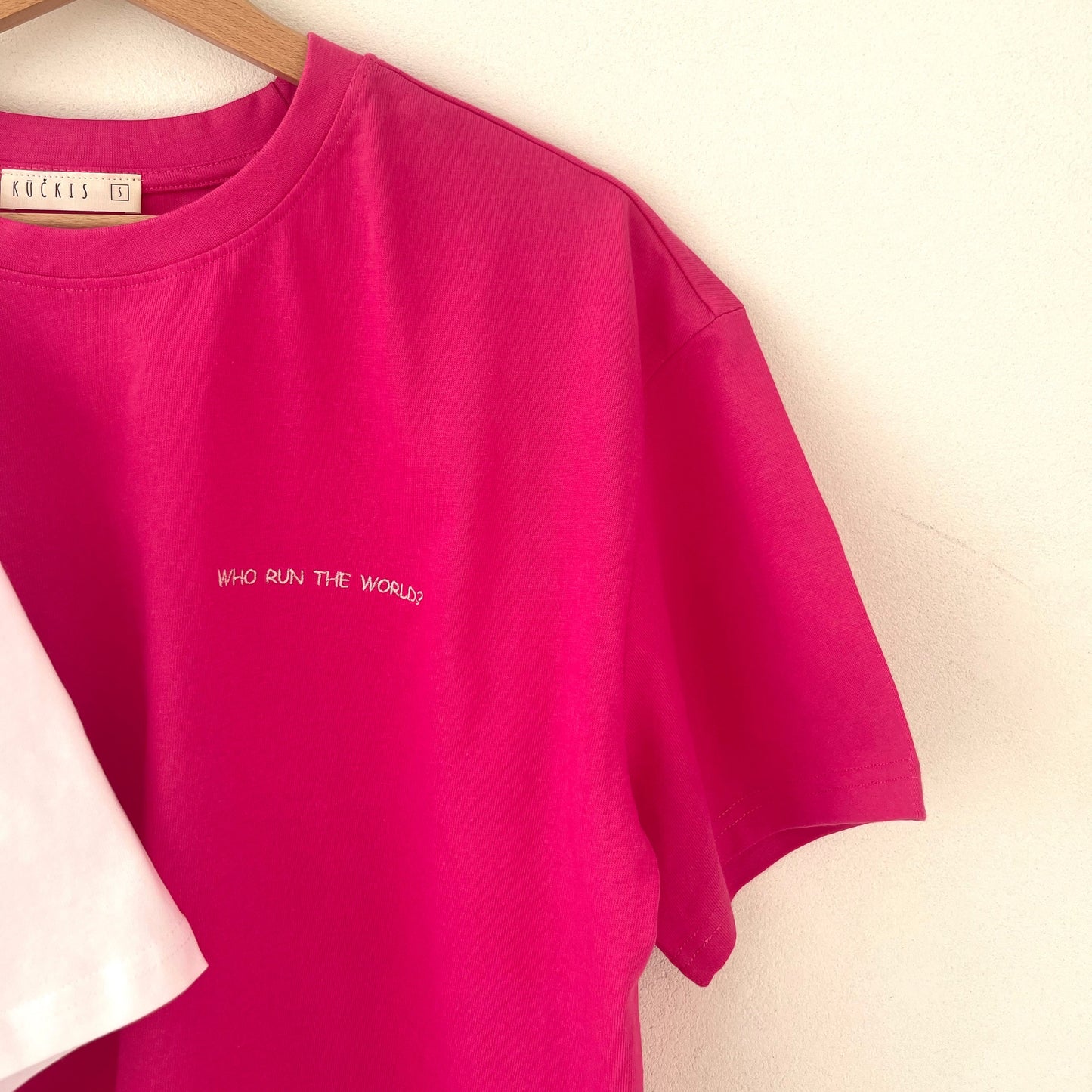Oversized marškinėliai 'WHO RUN THE WORLD?' + Kojinės 'GIRLS!'